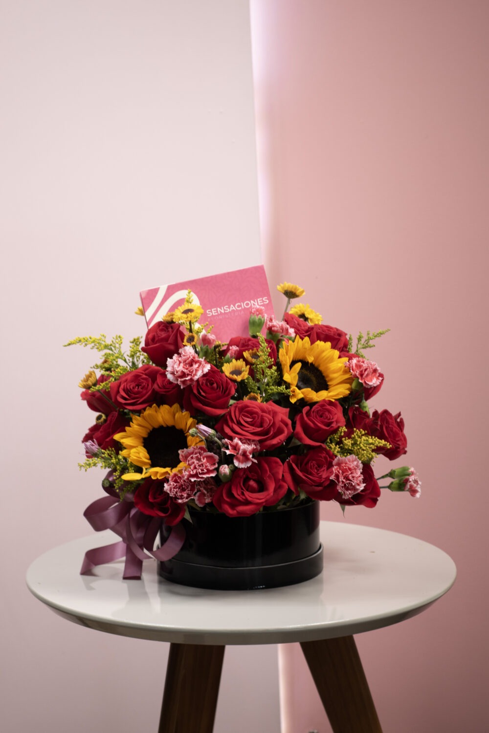 Caja de gerberas y rosas mediana - Imagen 6