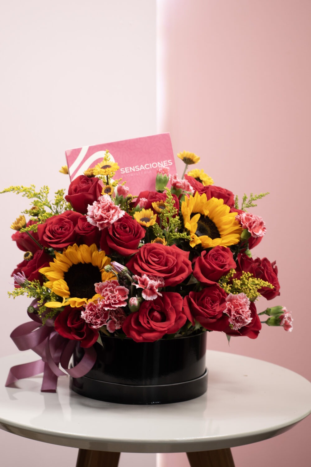 Caja de gerberas y rosas mediana - Imagen 4