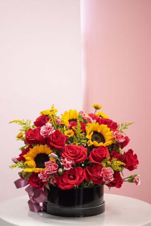 Caja de gerberas y rosas mediana