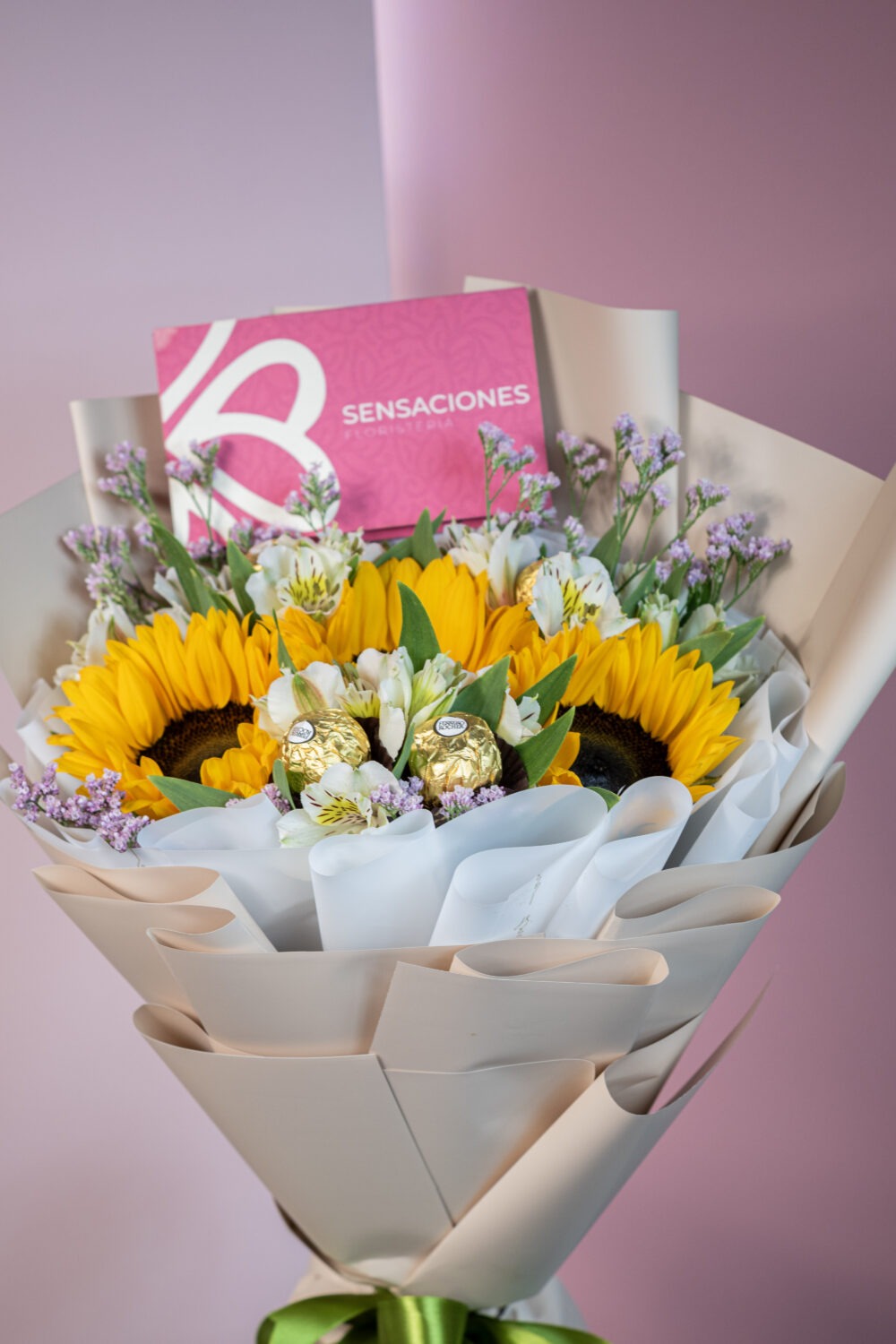 Ramo de Girasoles con Ferrero Rocher y Astromelias - Imagen 2