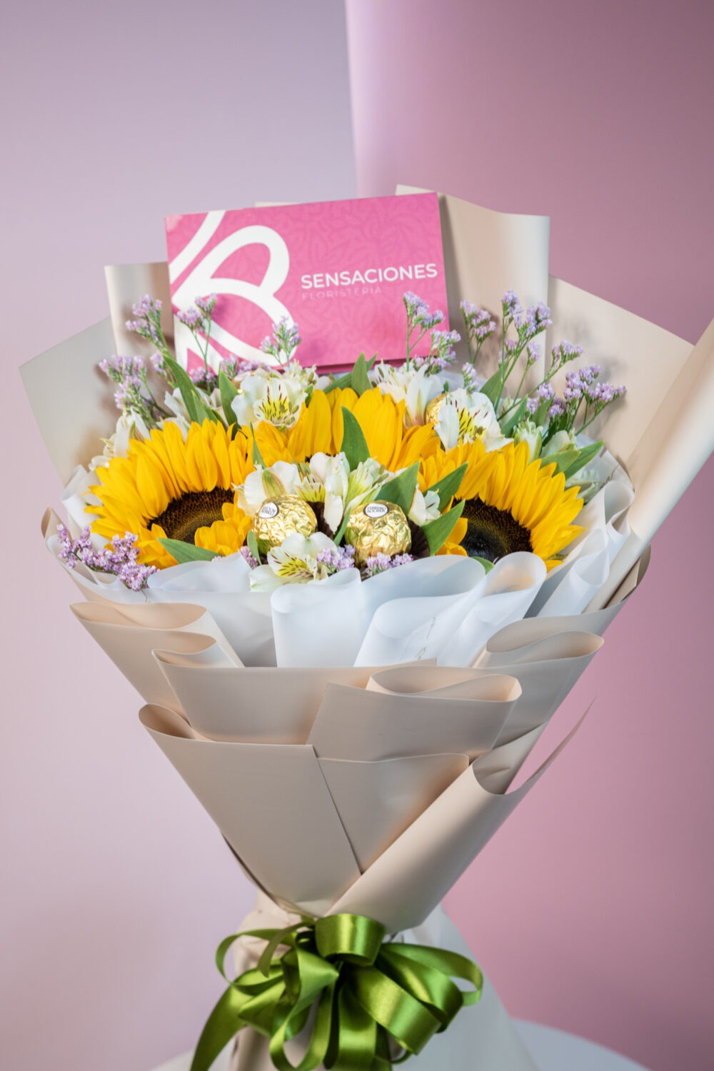 Ramo de Girasoles con Ferrero Rocher y Astromelias - Imagen 4