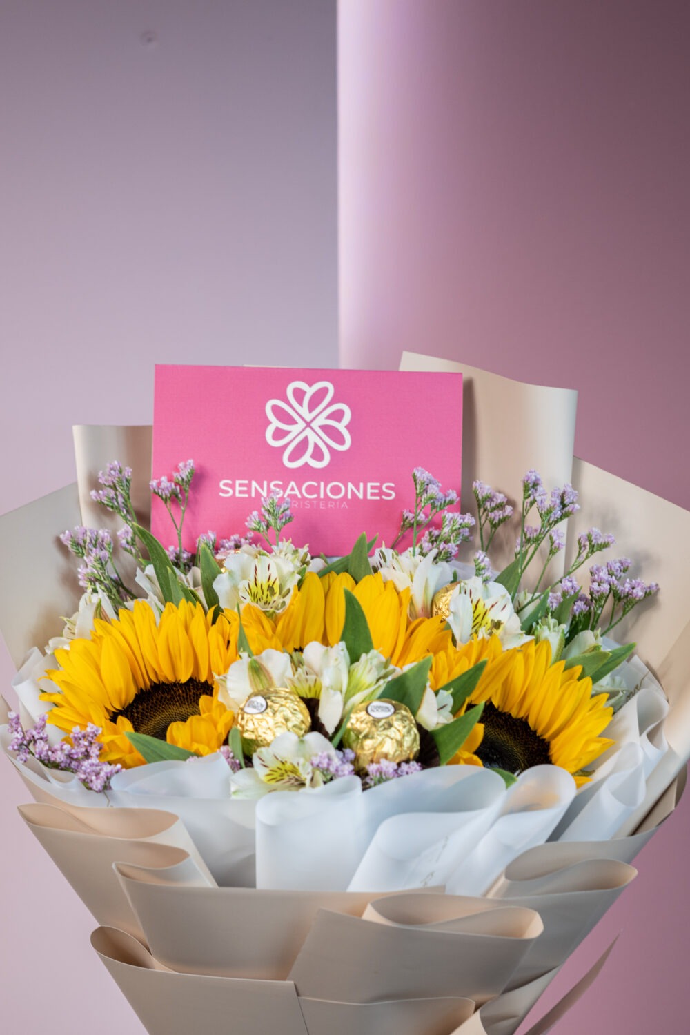 Ramo de Girasoles con Ferrero Rocher y Astromelias - Imagen 3