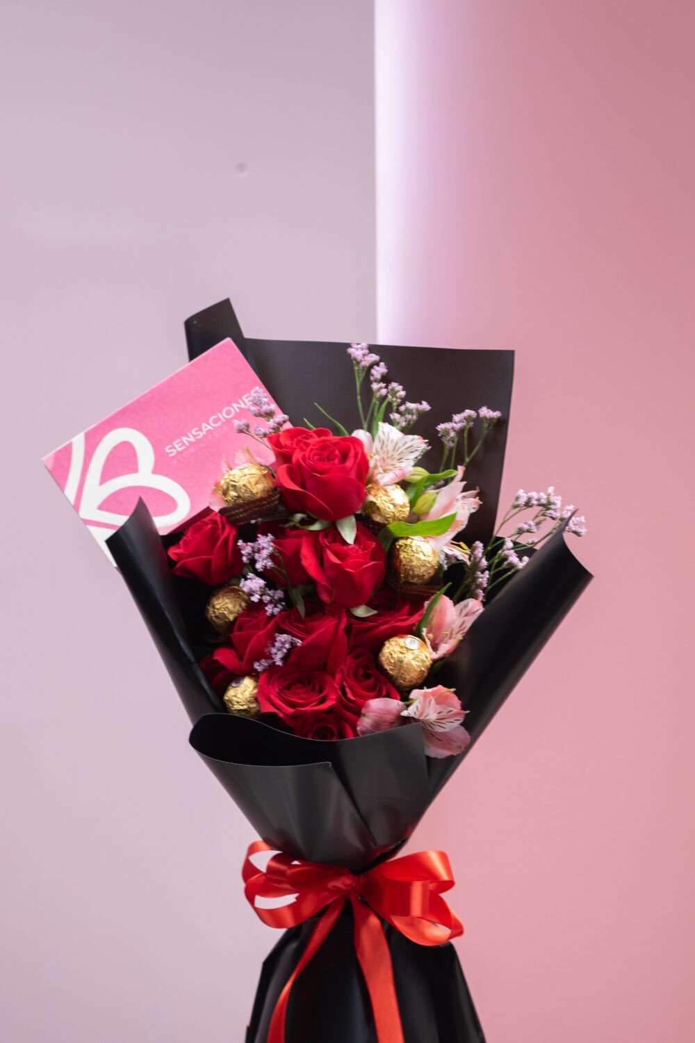 Ramo de rosas y chocolates ferrero rocher - Imagen 5
