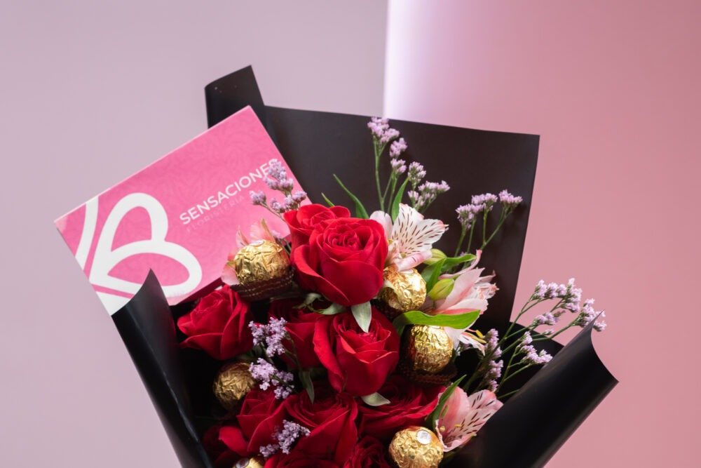 Ramo de rosas y chocolates ferrero rocher - Imagen 4