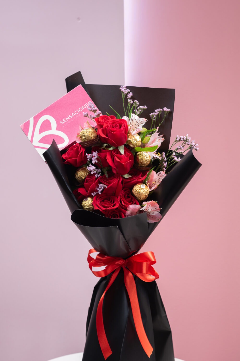 Ramo de rosas y chocolates ferrero rocher - Imagen 3
