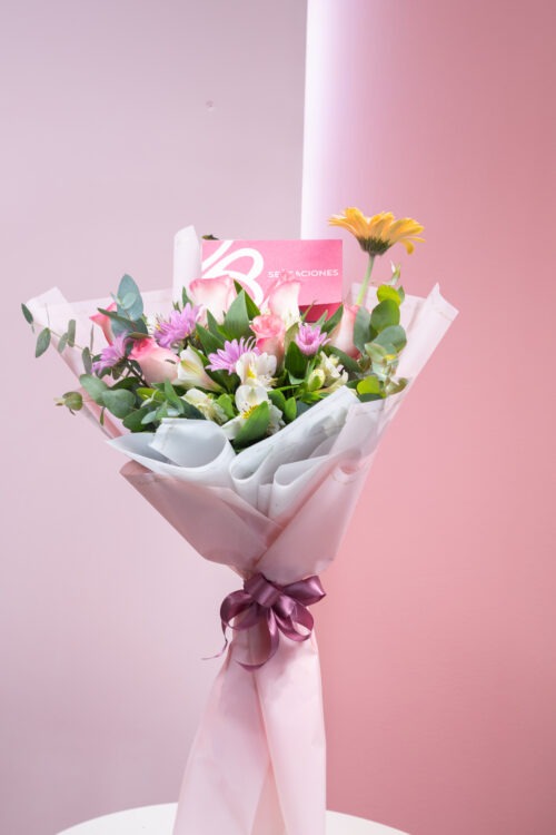 Ramo de 6 rosas con gerberas y eucalipto