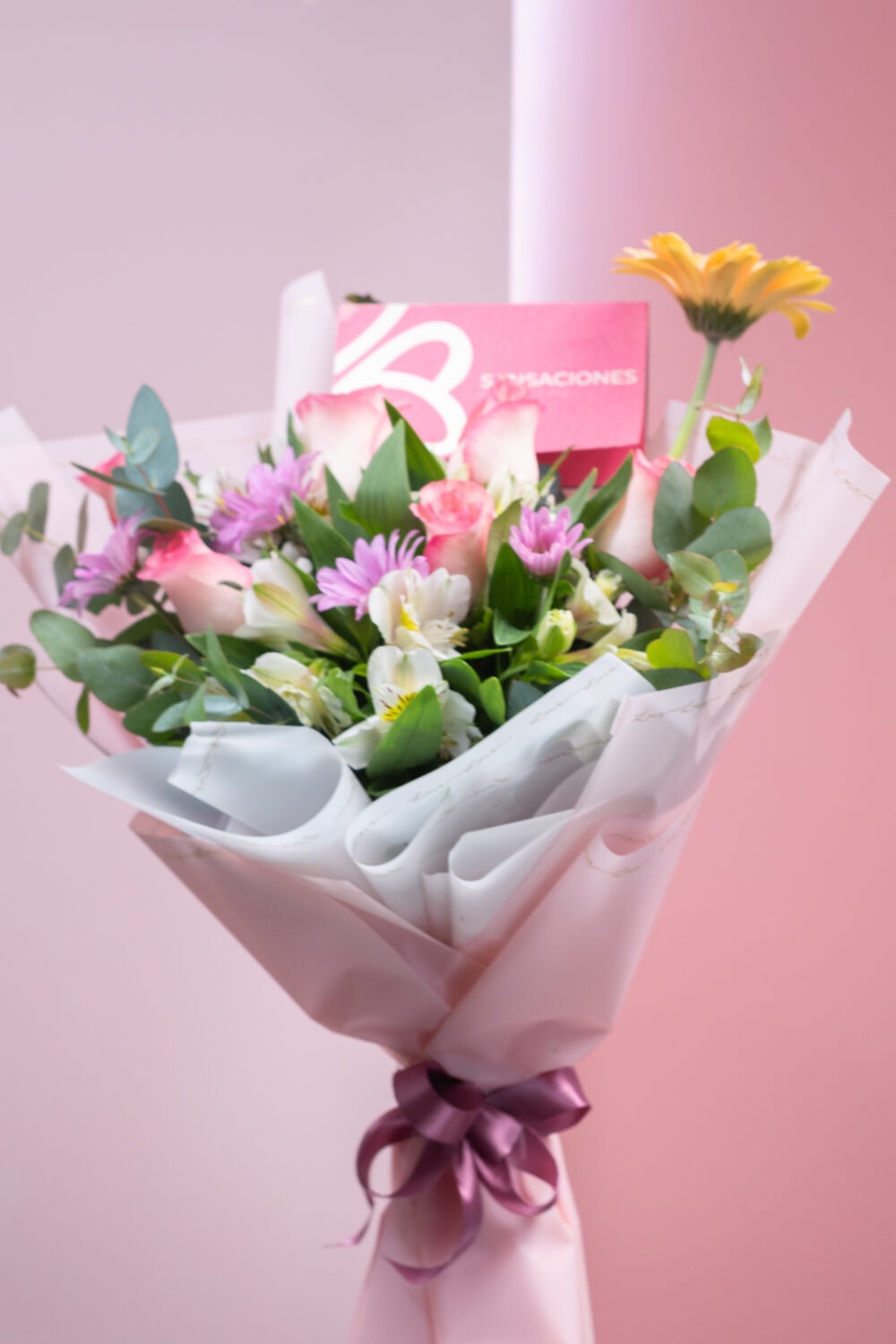 Ramo de 6 rosas con gerberas y eucalipto - Imagen 2