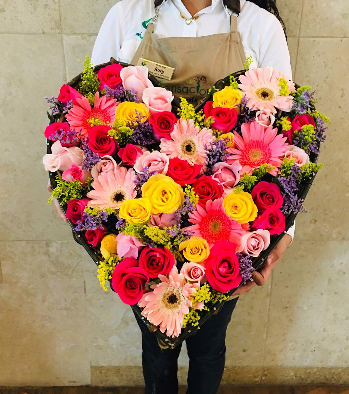 corazon-con-rosas-y-gerberas-primaverales