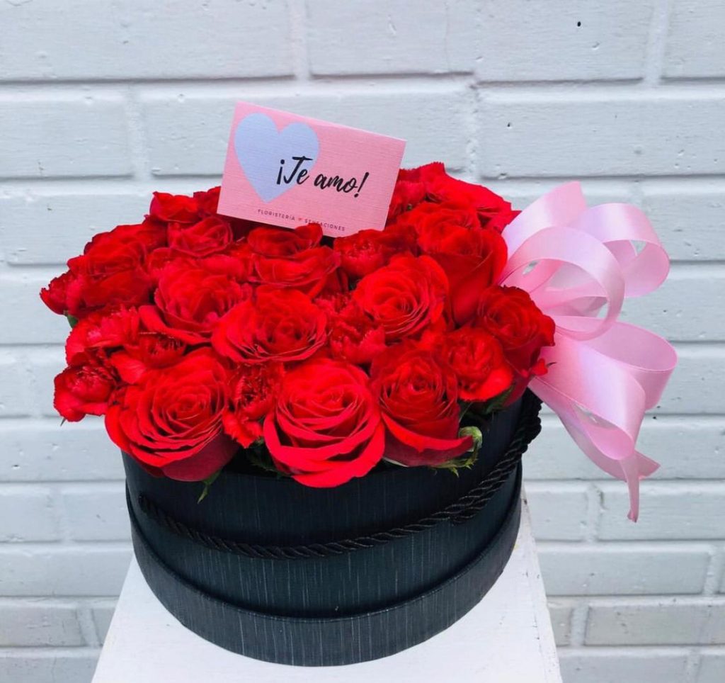 caja-mediana-con-rosas-y-tarjeta-personalizable-floristeria-sensaciones