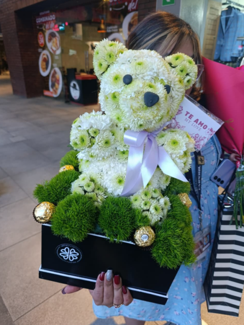 Oso hecho de crisantemos