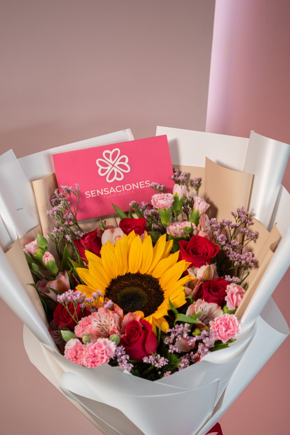 Ramo de Rosas con Girasol - Imagen 4