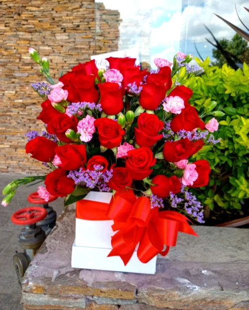Arreglo de rosas rojas en caja de regalo – Floristería Sensaciones Guatemala 101305029