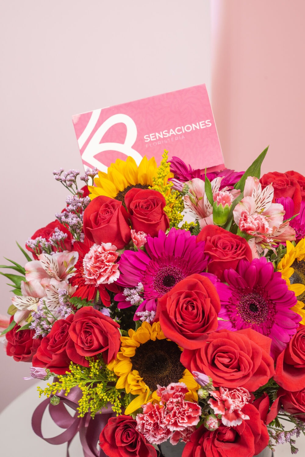 Caja de rosas y girasoles - Imagen 4