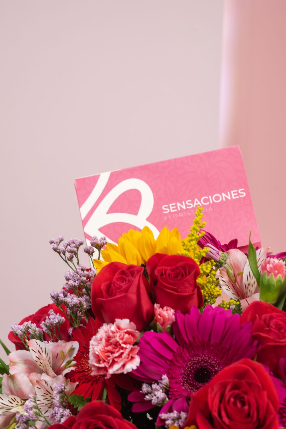 Caja de rosas y girasoles - Imagen 3