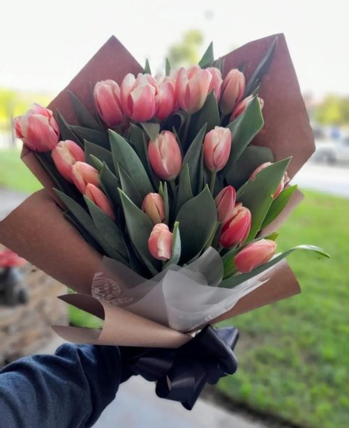 Ramo de 20 tulipanes decorado con tarjeta