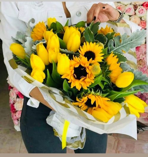 Ramo de 15 tulipanes y girasoles decorado