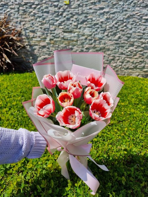 Ramo de 10 tulipanes y papel decorativo