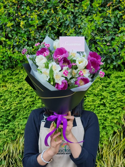 Ramo de 10 tulipanes con flor de complemento y decorado