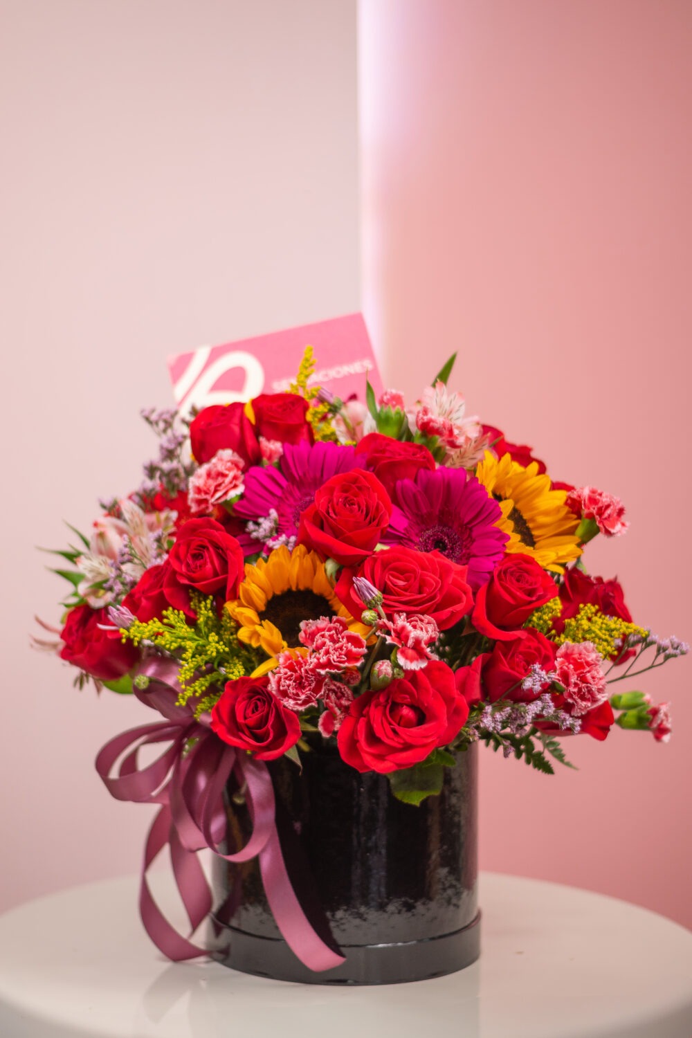 Caja de rosas y girasoles