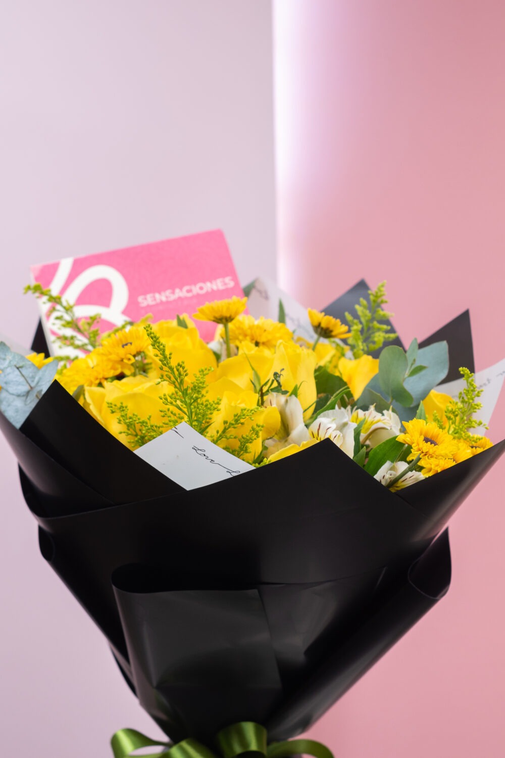 Ramo de 12 rosas amarillas con flores de complemento - Imagen 3