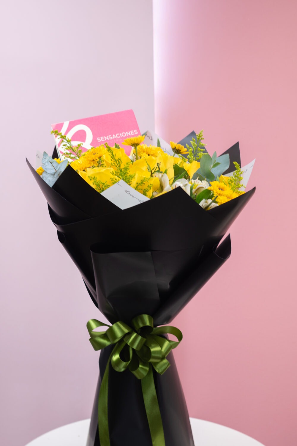 Ramo de 12 rosas amarillas con flores de complemento - Imagen 4