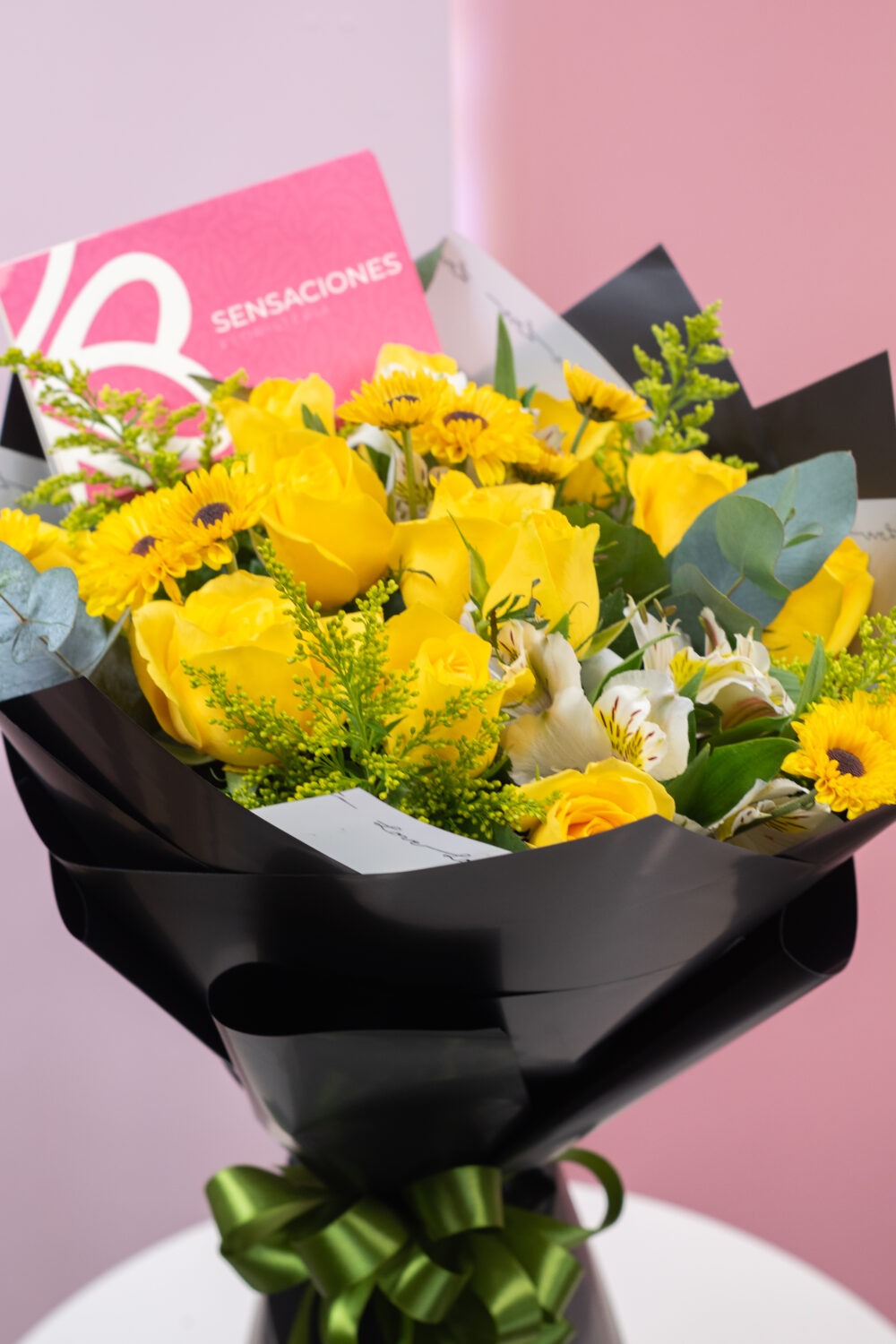 Ramo de 12 rosas amarillas con flores de complemento - Imagen 5