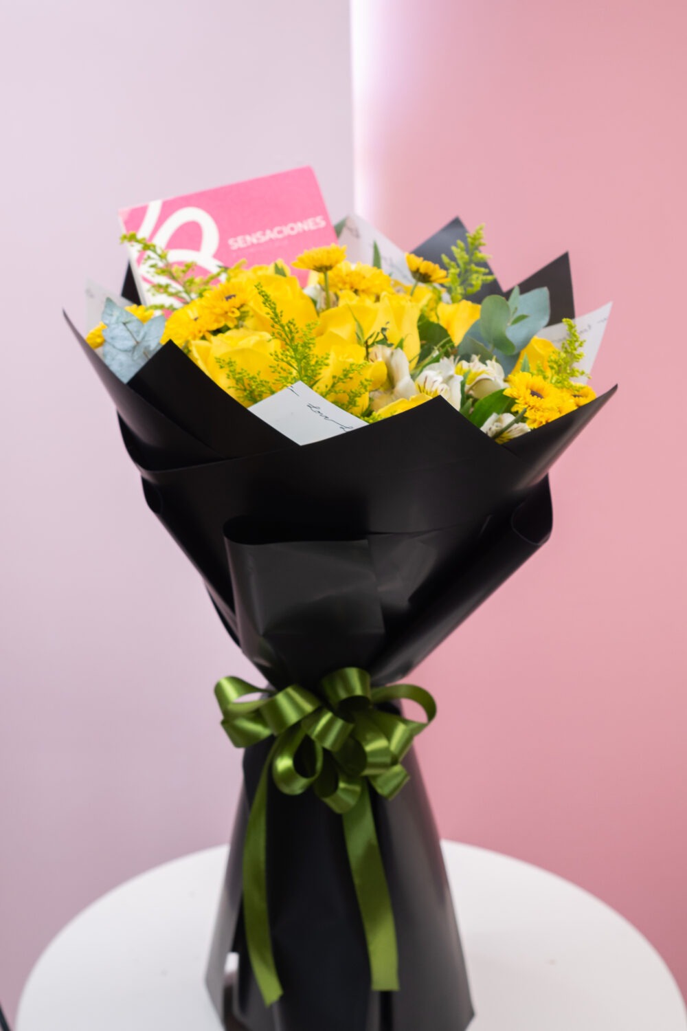 Ramo de 12 rosas amarillas con flores de complemento