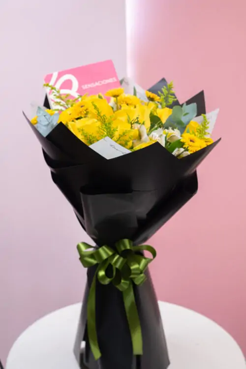 Ramo de 12 rosas amarillas con flores de complemento