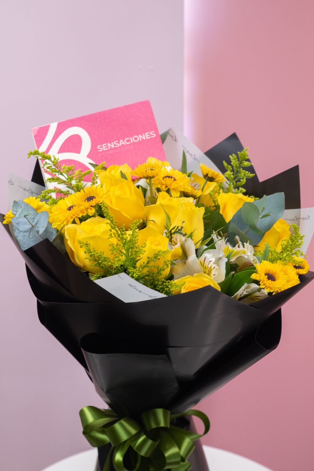 Ramo de 12 rosas amarillas con flores de complemento - Imagen 2