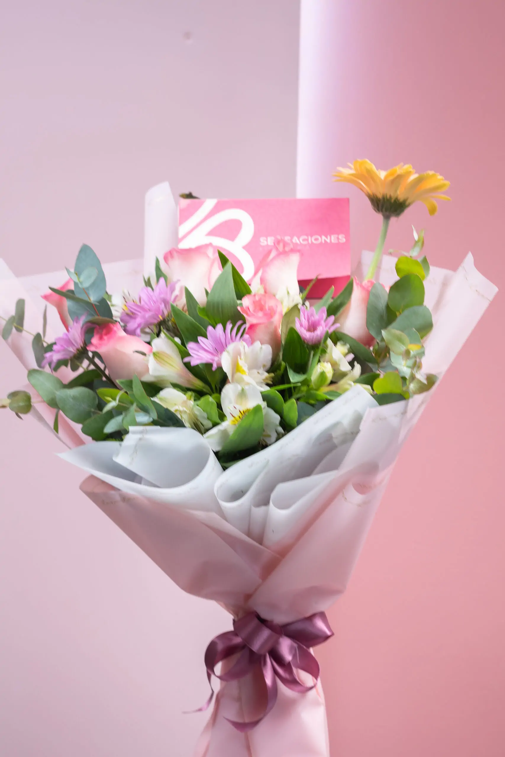Ramo de 6 rosas con gerberas y eucalipto - Imagen 5