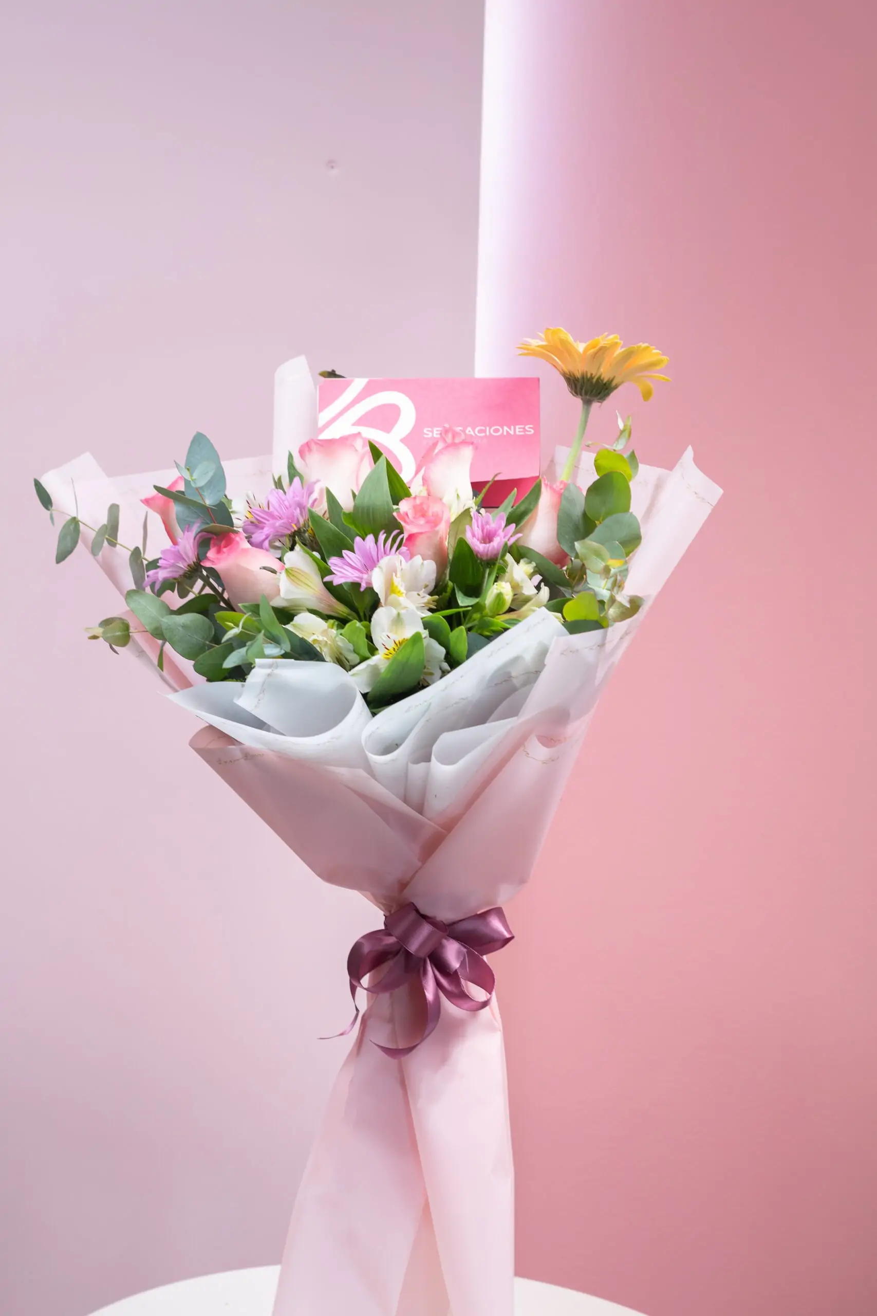 Ramo de 6 rosas con gerberas y eucalipto - Imagen 4