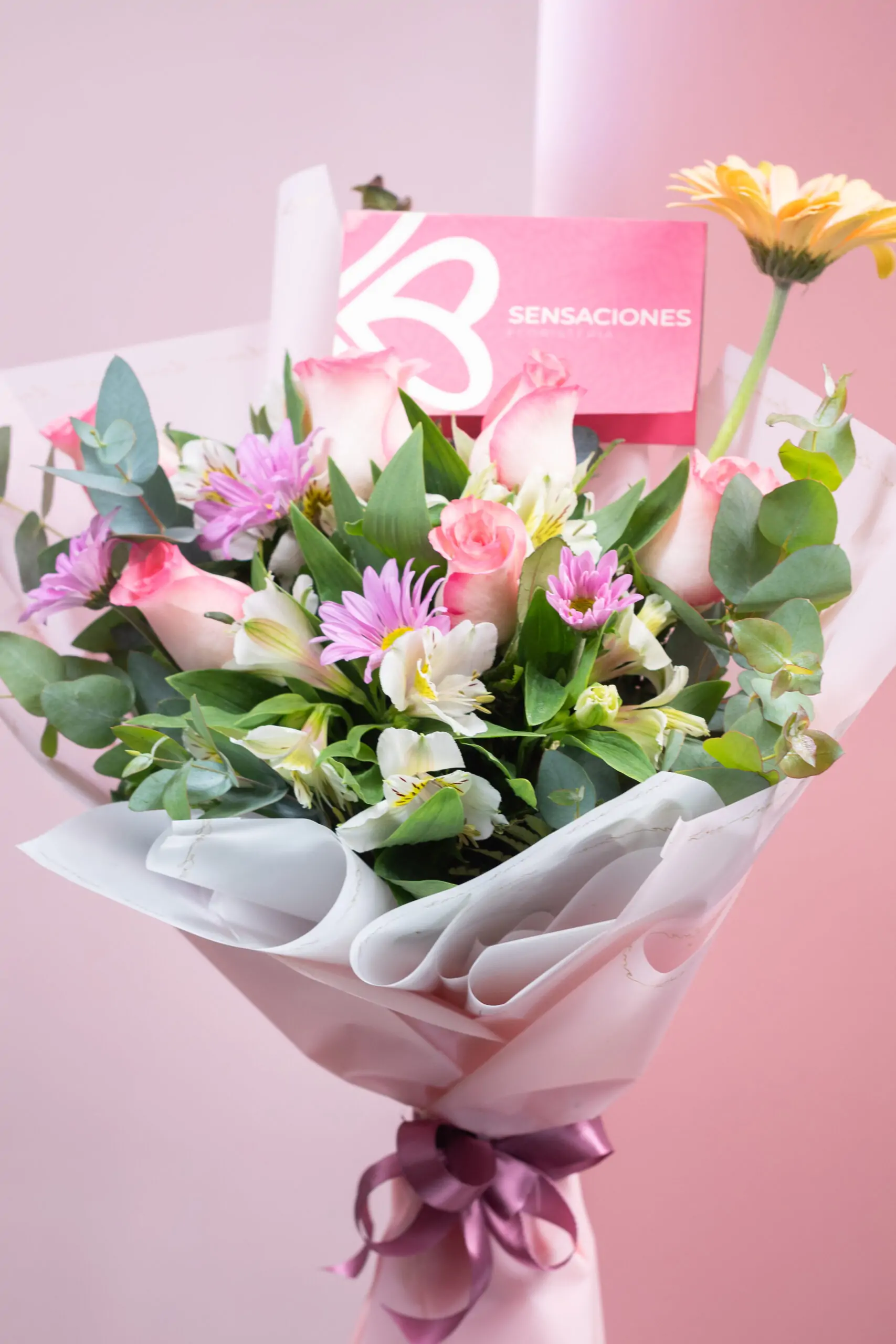 Ramo de 6 rosas con gerberas y eucalipto - Imagen 3