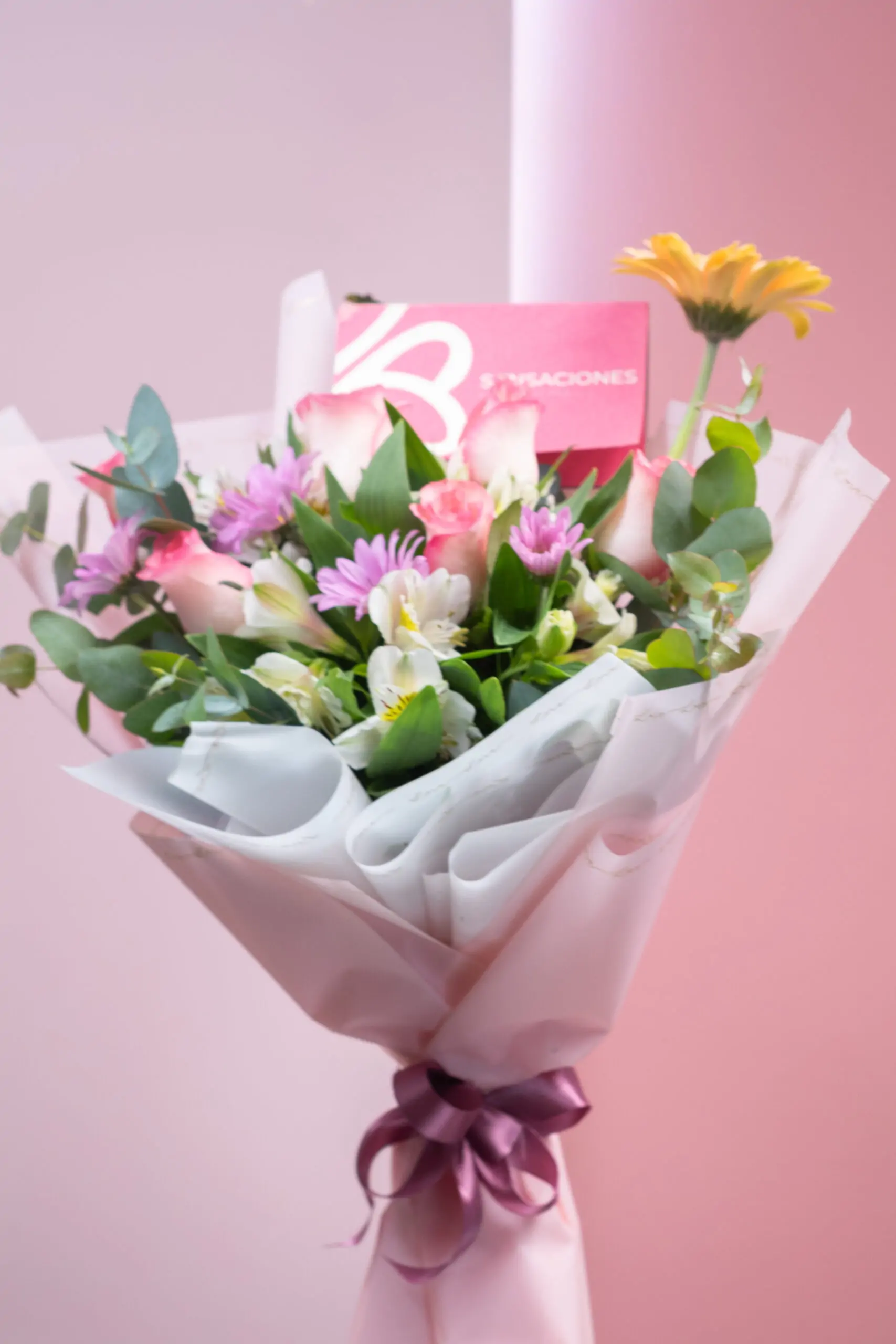 Ramo de 6 rosas con gerberas y eucalipto - Imagen 2