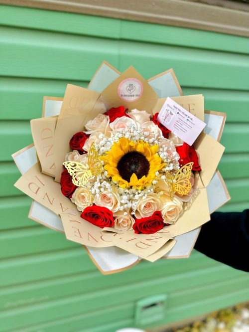 Ramo de 23 rosas y 1 girasol