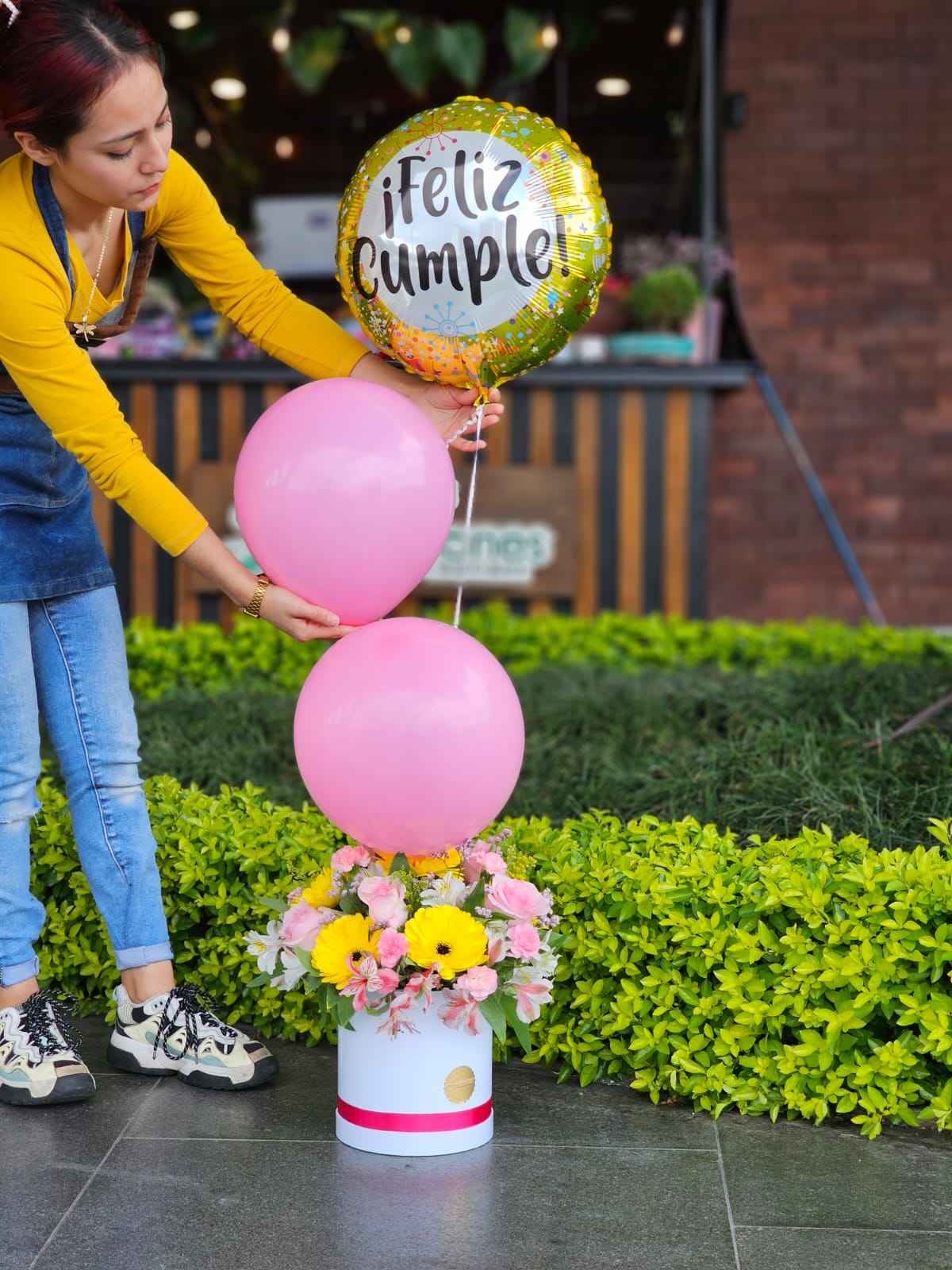 Caja de gerberas rosas y globos - Imagen 3
