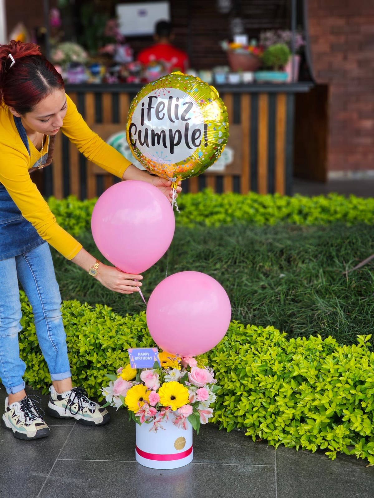 Caja de gerberas rosas y globos - Imagen 4