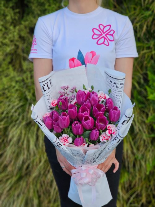 Ramo de 20 tulipanes con mini clavel