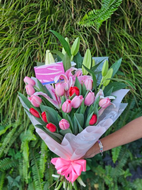 Ramo de 15 tulipanes y lirios