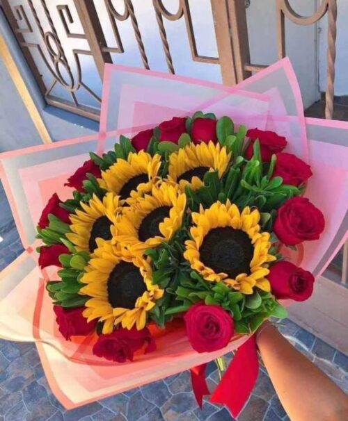 Ramo de rosas con girasoles
