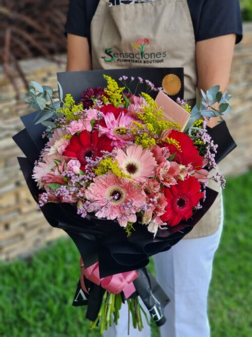 Ramo de 18 gerberas con frase y complemento