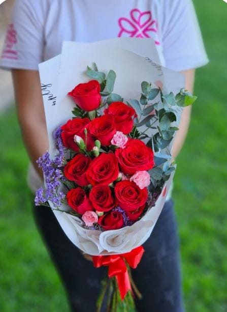 Cascada con papel mantequilla de 24 rosas
