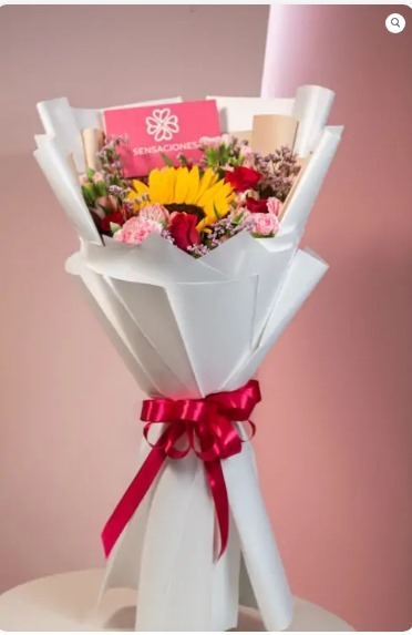 Ramo de Rosas con Girasol agrandado