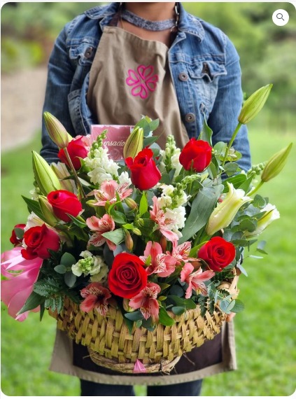 Canasta de lirios y flores de complemento GRANDE