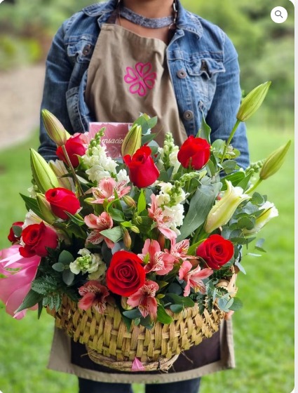 Canasta con rosas, girasoles lirios y flores de complemento