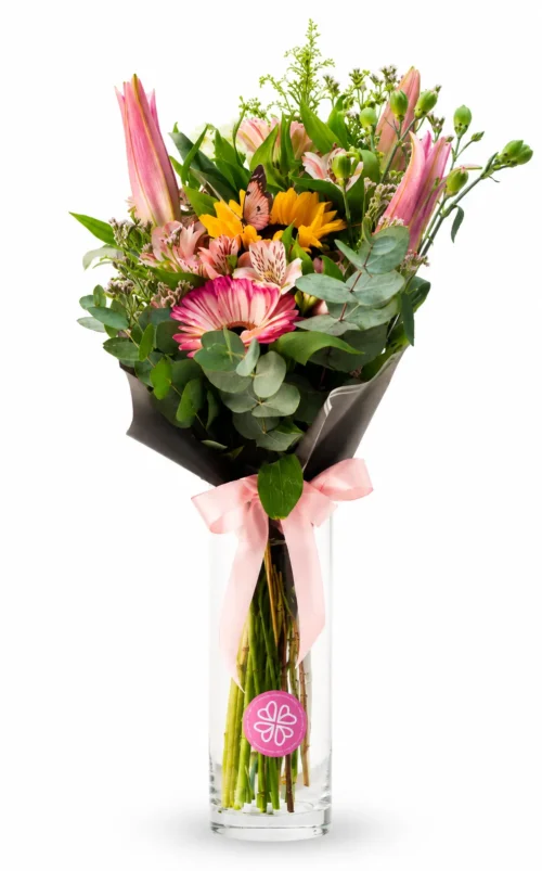 Botella de lirios, gerberas y girasoles con complemento.