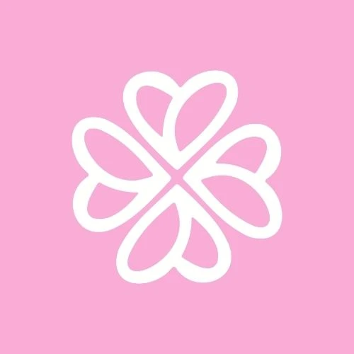 mujer con arreglo de flores en guatemala
