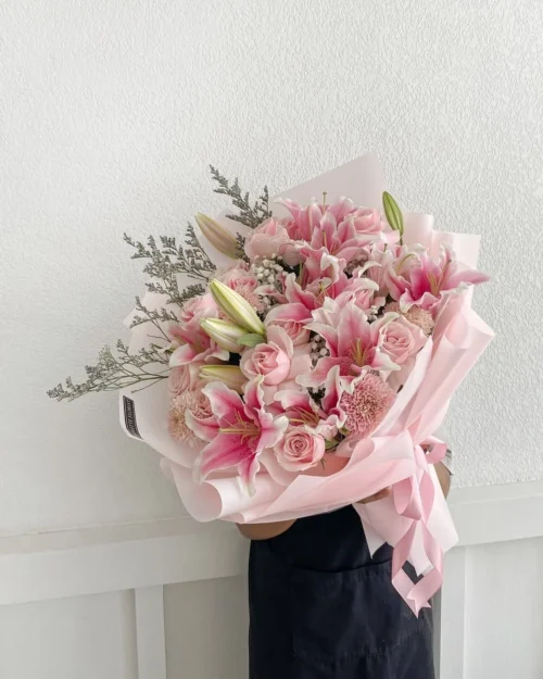 Ramo de rosas lirios y Gerberas