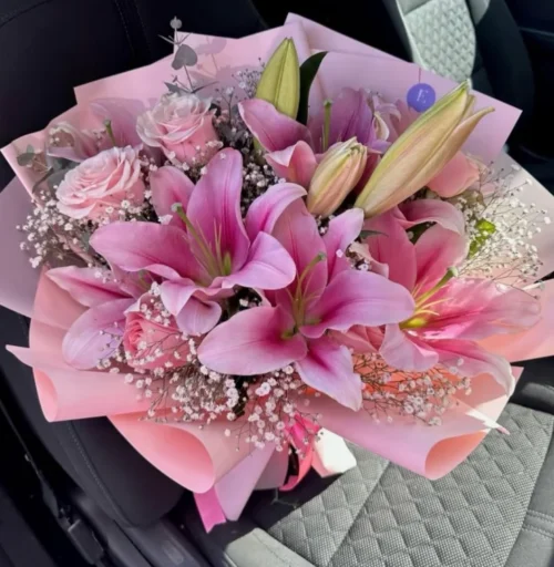 rosas, lirios y gerberas